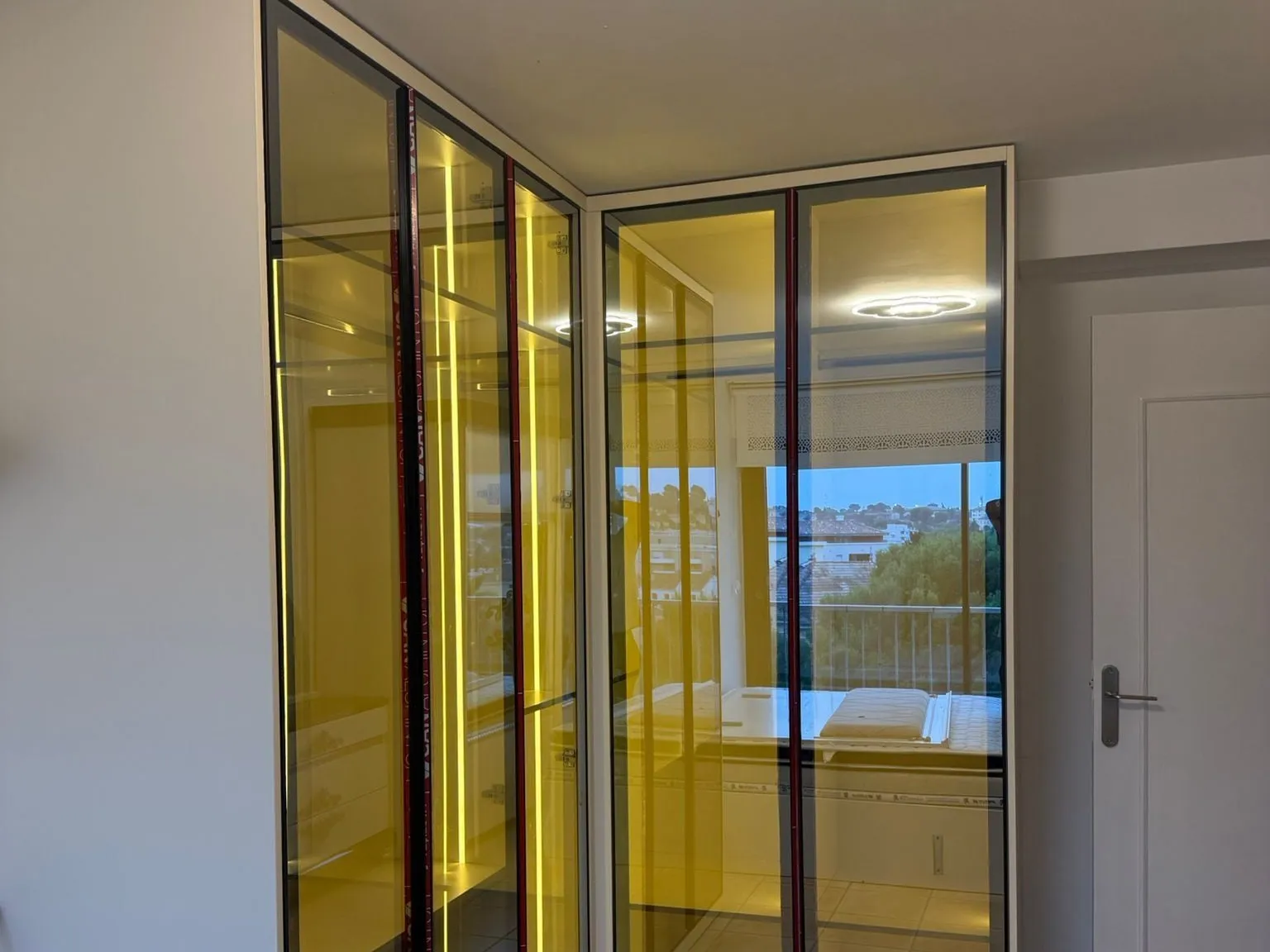 Cuisine vitrée et dressing d'angle en appartement