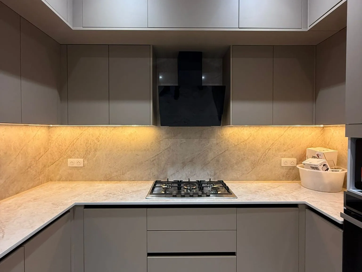 Cuisine en U taupe sur mesure